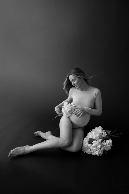 Заказать фотосессию для беременных в студии от компании Fashion Box в Томске
 – фото № 6