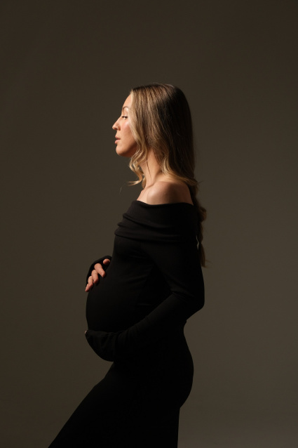 Заказать фотосессию для беременных в студии от компании Fashion Box в Томске
 – фото № 11