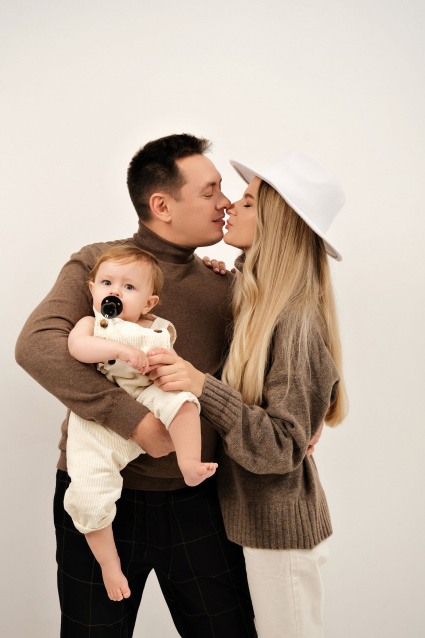 Заказать семейную фотосессию в студии с детьми в Екатеринбурге от Fashion Box
 – фото № 45