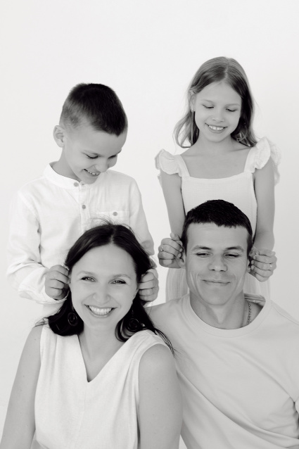 Заказать семейную фотосессию в студии с детьми в Томске от Fashion Box
 – фото № 8