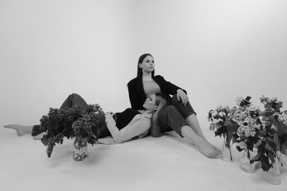 Заказать фотосессию для 2-х подруг в студии в Томске от фотостудии Fashion Box

 – фото № 20