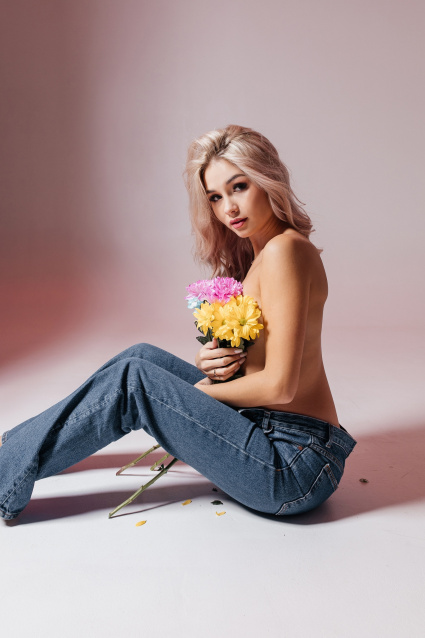 Заказать фотосессию для беременных в студии от компании Fashion Box в Екатеринбурге
 – фото № 3