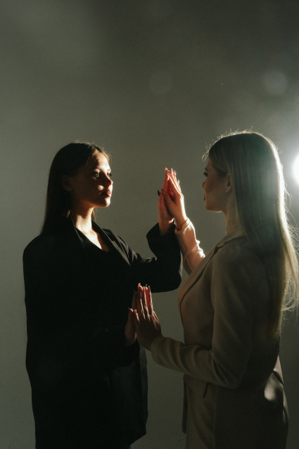 Заказать фотосессию для 2-х подруг в студии в Томске от фотостудии Fashion Box

 – фото № 15