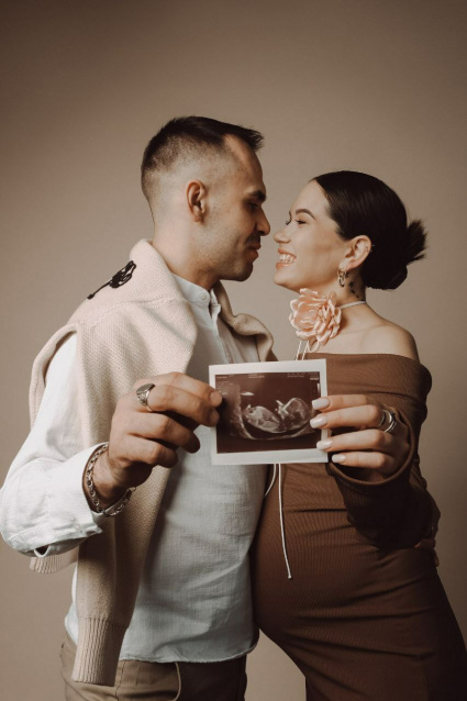 Заказать фотосессию для беременных в студии от компании Fashion Box в Томске
 – фото № 15