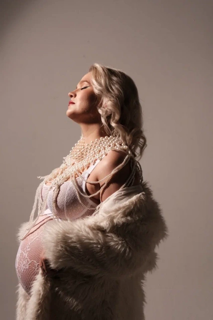 Заказать фотосессию для беременных в студии от компании Fashion Box в Томске
 – фото № 13