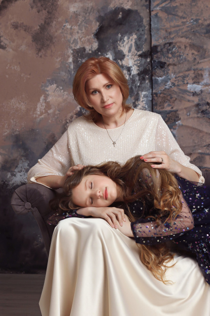 Заказать фотосессию для 2-х подруг в студии в Томске от фотостудии Fashion Box

 – фото № 9