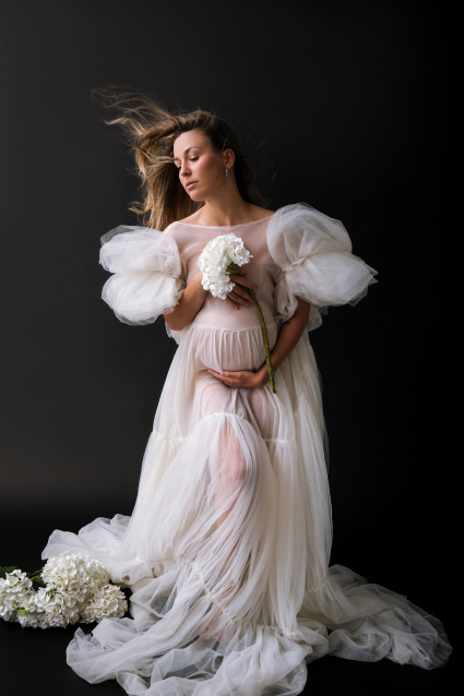 Заказать фотосессию для беременных в студии от компании Fashion Box в Томске
 – фото № 2