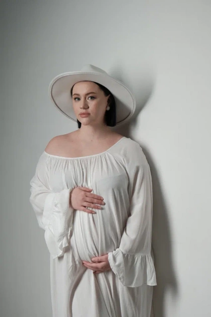 Заказать фотосессию для беременных в студии от компании Fashion Box в Томске
 – фото № 9