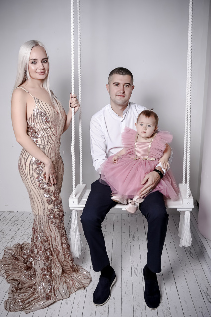 Заказать семейную фотосессию в студии с детьми в Екатеринбурге от Fashion Box
 – фото № 24