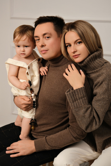 Заказать семейную фотосессию в студии с детьми в Екатеринбурге от Fashion Box
 – фото № 47