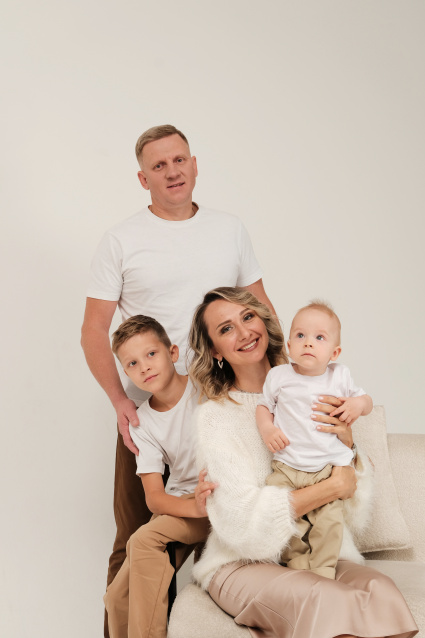 Заказать семейную фотосессию в студии с детьми в Томске от Fashion Box
 – фото № 2