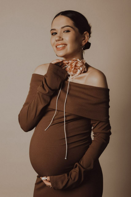 Заказать фотосессию для беременных в студии от компании Fashion Box в Томске
 – фото № 2