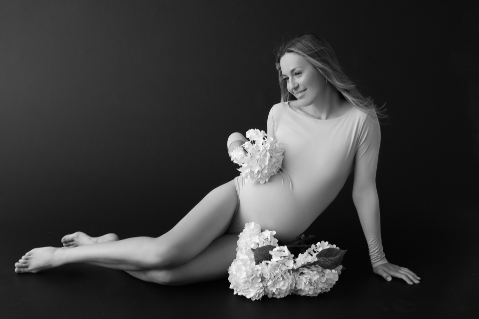 Заказать фотосессию для беременных в студии от компании Fashion Box в Томске
 – фото № 1