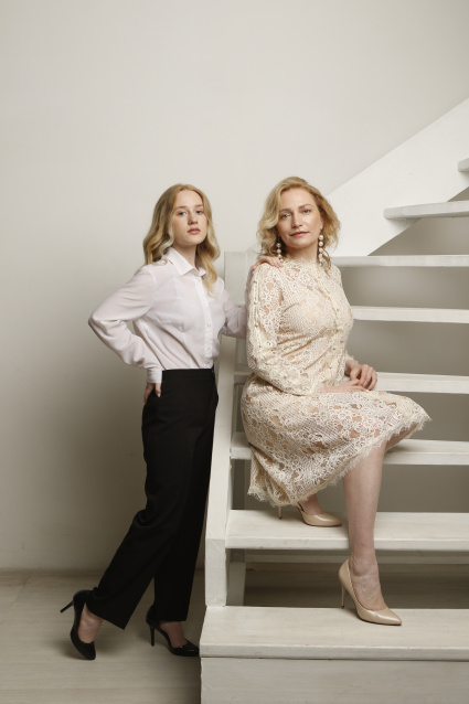 Заказать фотосессию для 2-х подруг в студии в Томске от фотостудии Fashion Box

 – фото № 4