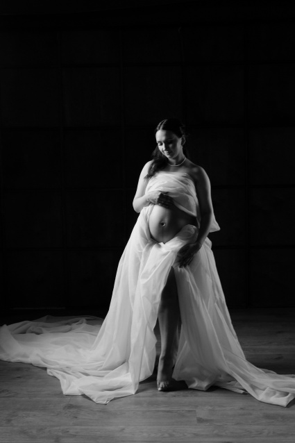 Заказать фотосессию для беременных в студии от компании Fashion Box в Томске
 – фото № 8