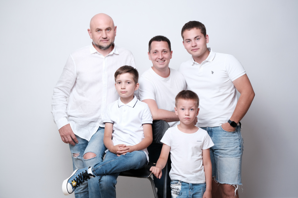Заказать семейную фотосессию в студии с детьми в Екатеринбурге от Fashion Box
 – фото № 30
