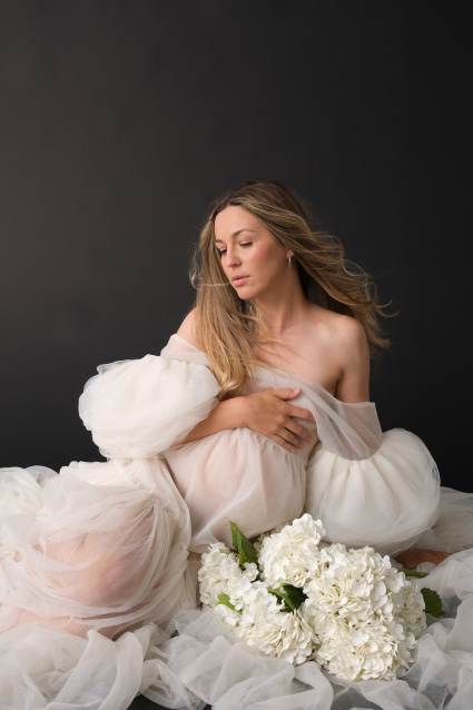 Заказать фотосессию для беременных в студии от компании Fashion Box в Томске
 – фото № 14