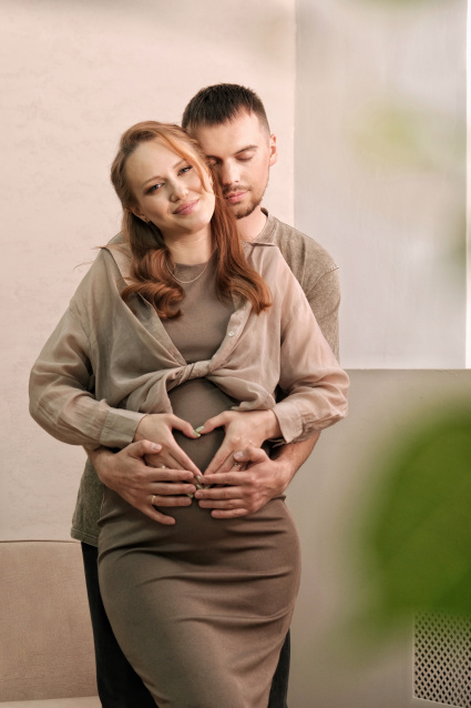 Заказать фотосессию для беременных в студии от компании Fashion Box в Томске
 – фото № 4