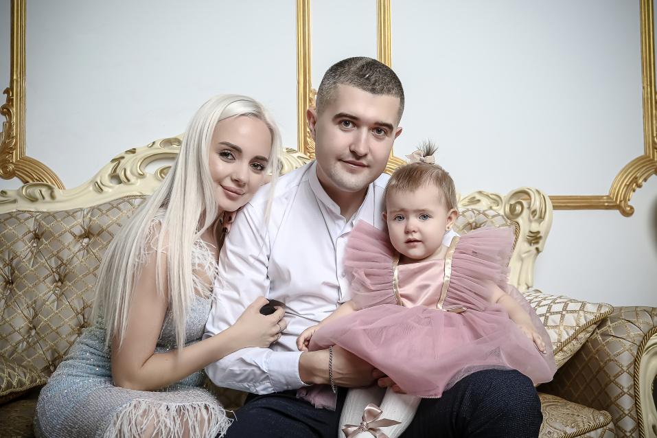 Заказать семейную фотосессию в студии с детьми в Екатеринбурге от Fashion Box
 – фото № 25